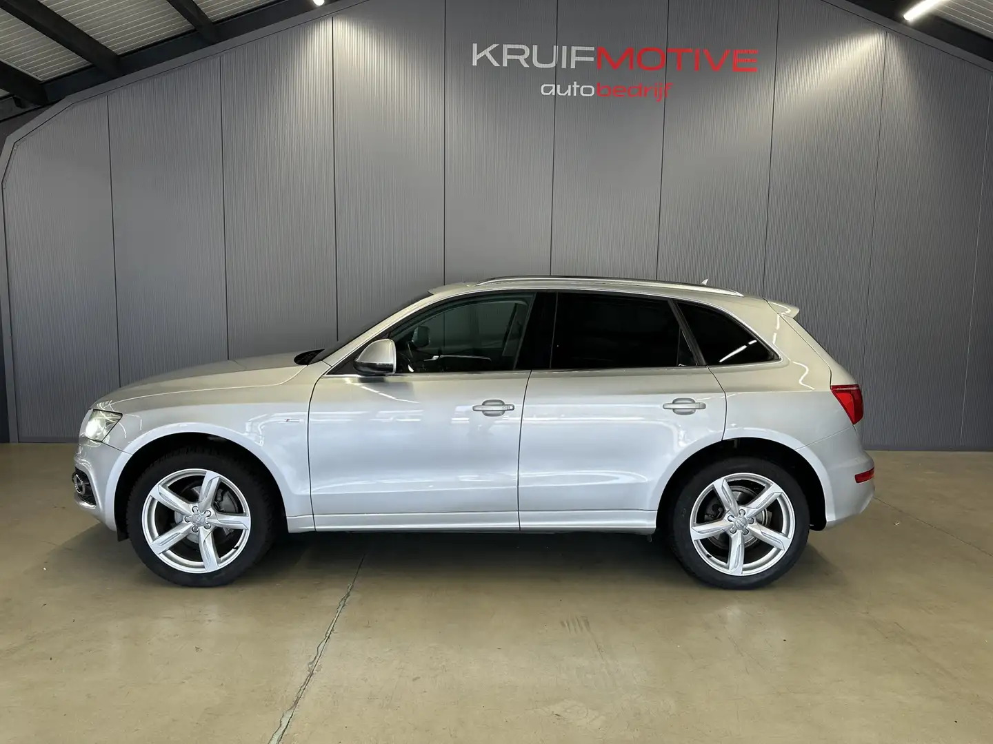 Audi Q5 3.2 FSI V6 quattro Pro Line S Grijs - 2