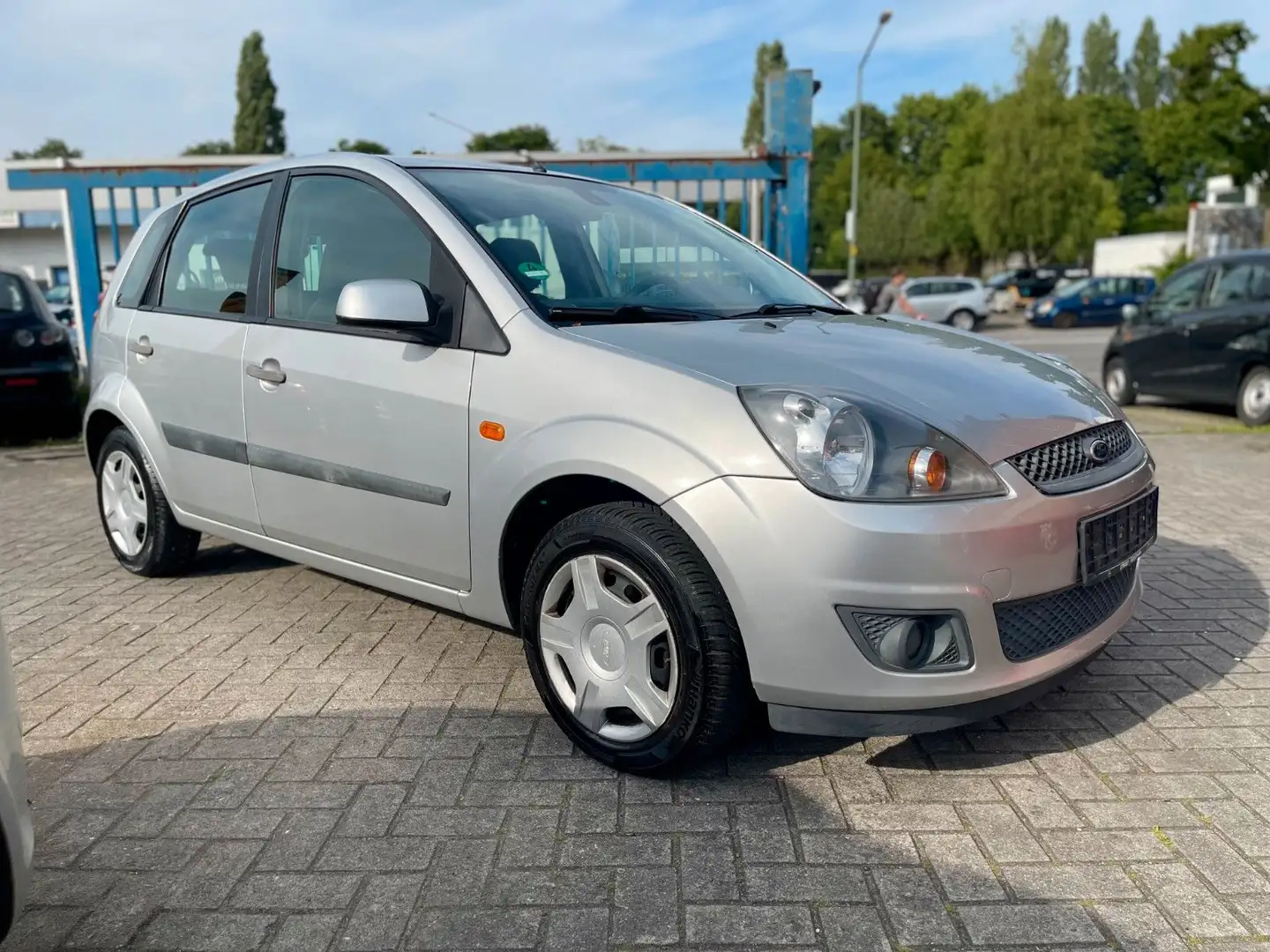 Ford Fiesta 1.4 Connection*NEUTÜV*KLIMA* Silber - 2