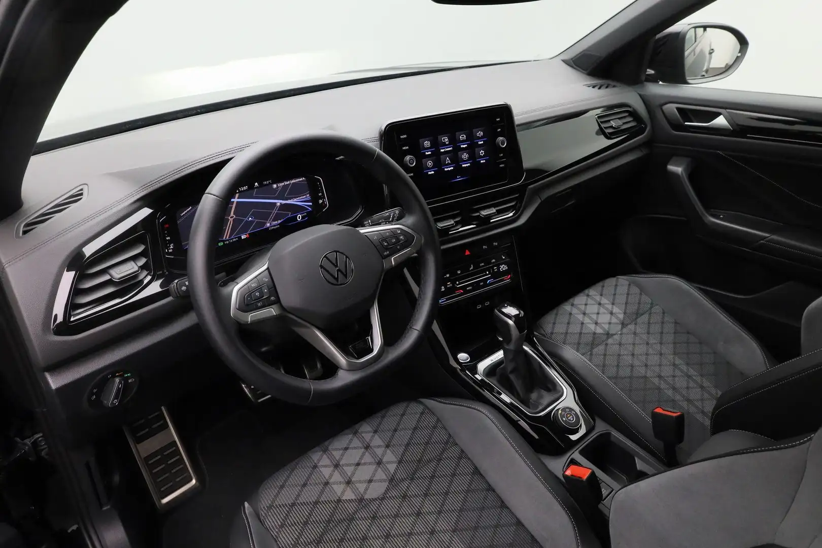 Volkswagen T-Roc 2.0 TSI 190 pk DSG 4Motion R-Line | Panoramadak | Zwart - 2