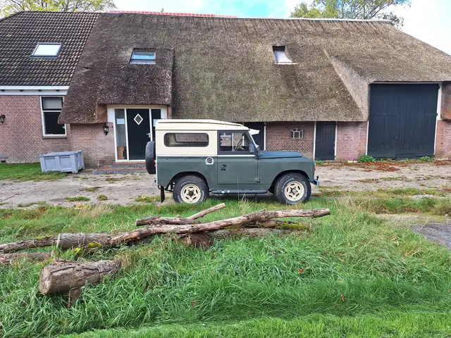 Land Rover Defender 88 Series 2A (1970) 4x4, green, high and low gear
