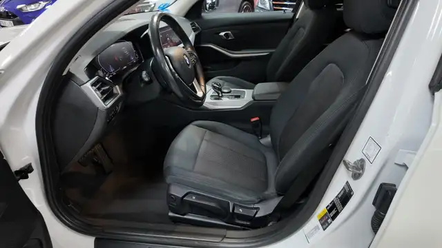 BMW 3 Series view 18