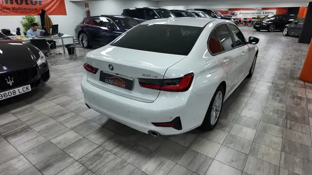 BMW 3 Series view 6