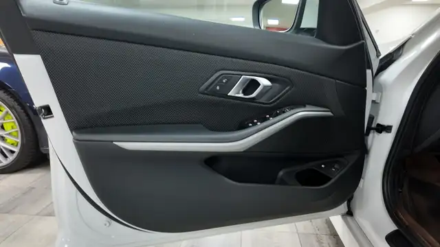 BMW 3 Series view 16