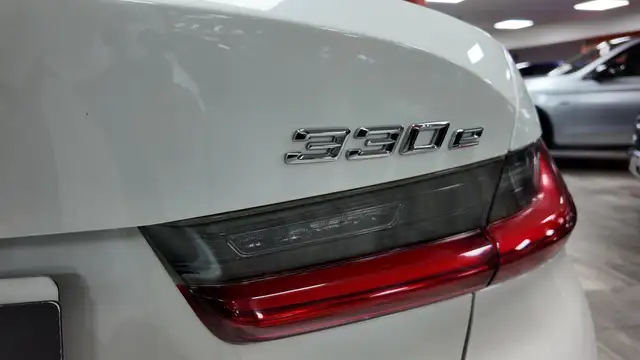 BMW 3 Series view 14