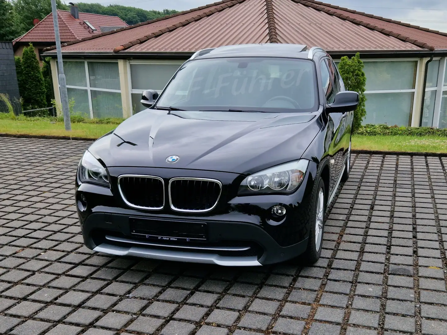 BMW X1 18 i sDrive, Dachhimmel Anthrazit, Sportsitze 🚗 Schwarz - 1