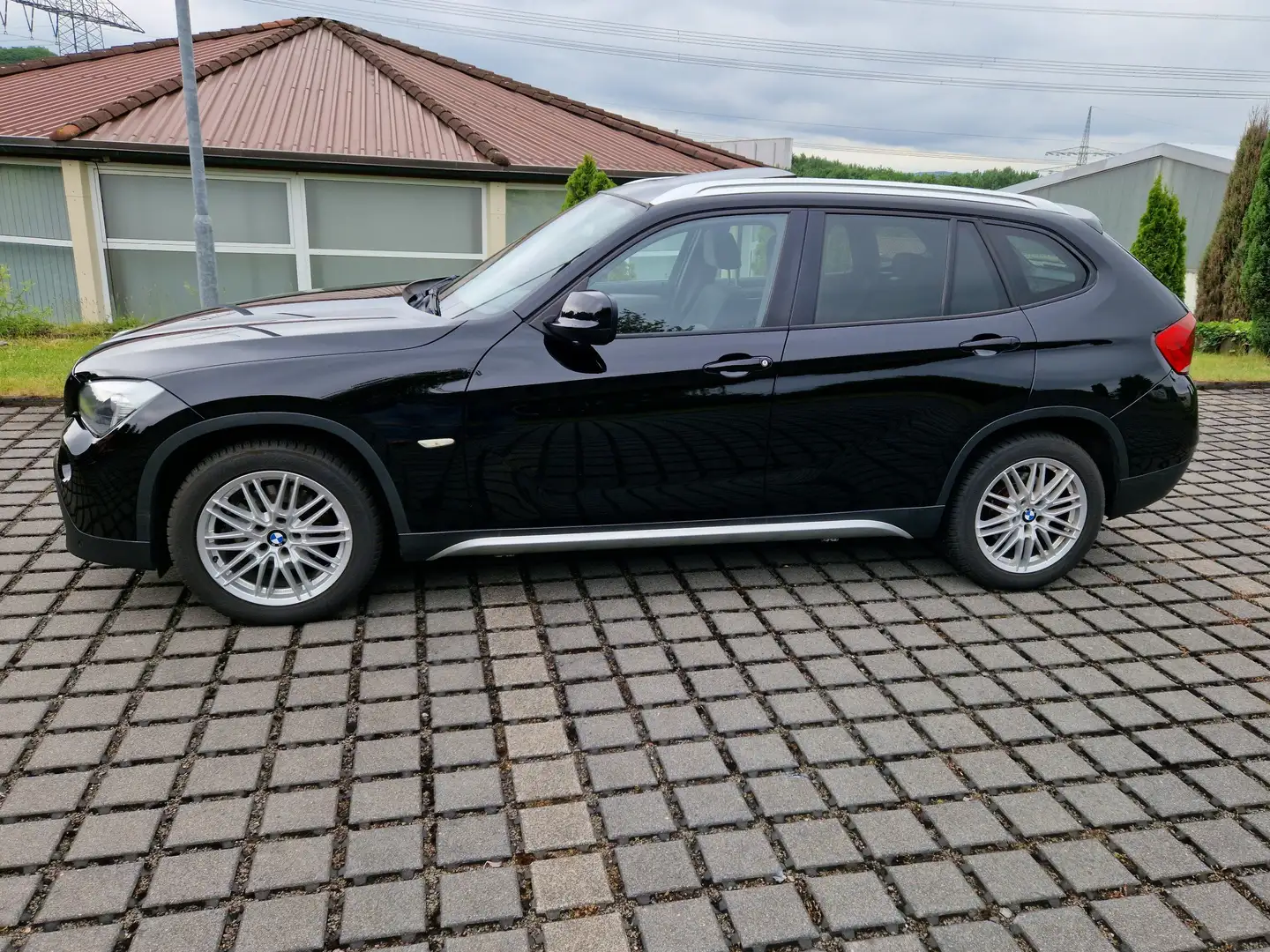 BMW X1 18 i sDrive, Dachhimmel Anthrazit, Sportsitze 🚗 Schwarz - 2