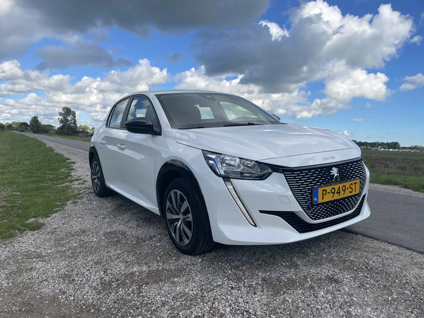 Peugeot e-208 EV Active 50 kWh Schadevrij, zwart interieur Mooie Wit - 2