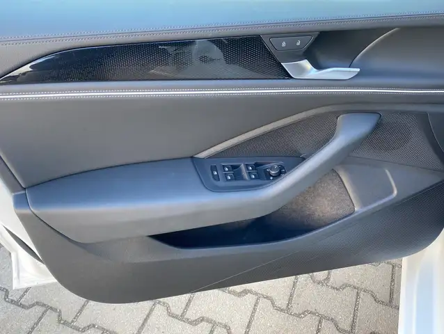 Volkswagen Passat view 3