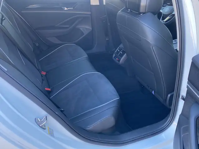 Volkswagen Passat view 19