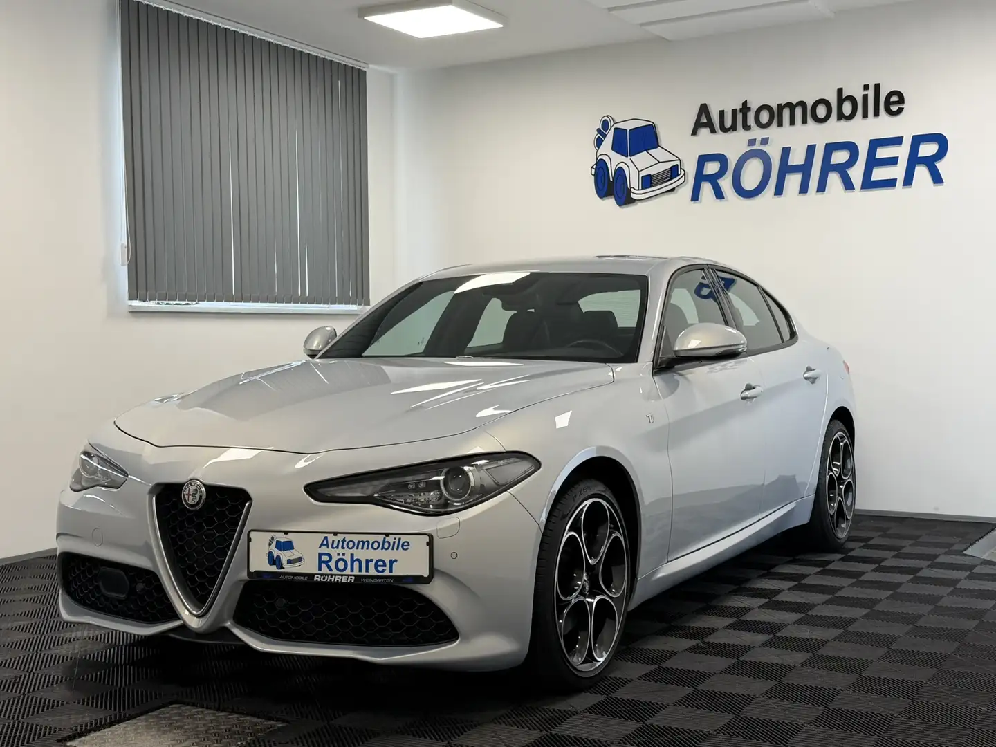 Alfa Romeo Giulia 2.0 Turbo Ti Q4 AT8 Perla Lunare ACC Silber - 1