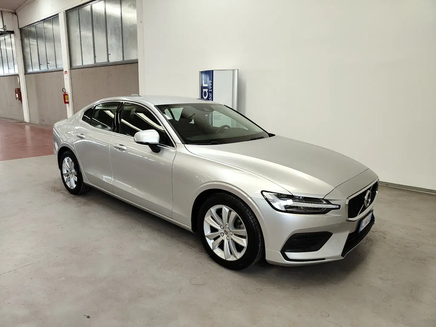 Volvo S60 B3 (b) MHEV 163 CV Geartronic Momentum Navi Cruise Silber - 2