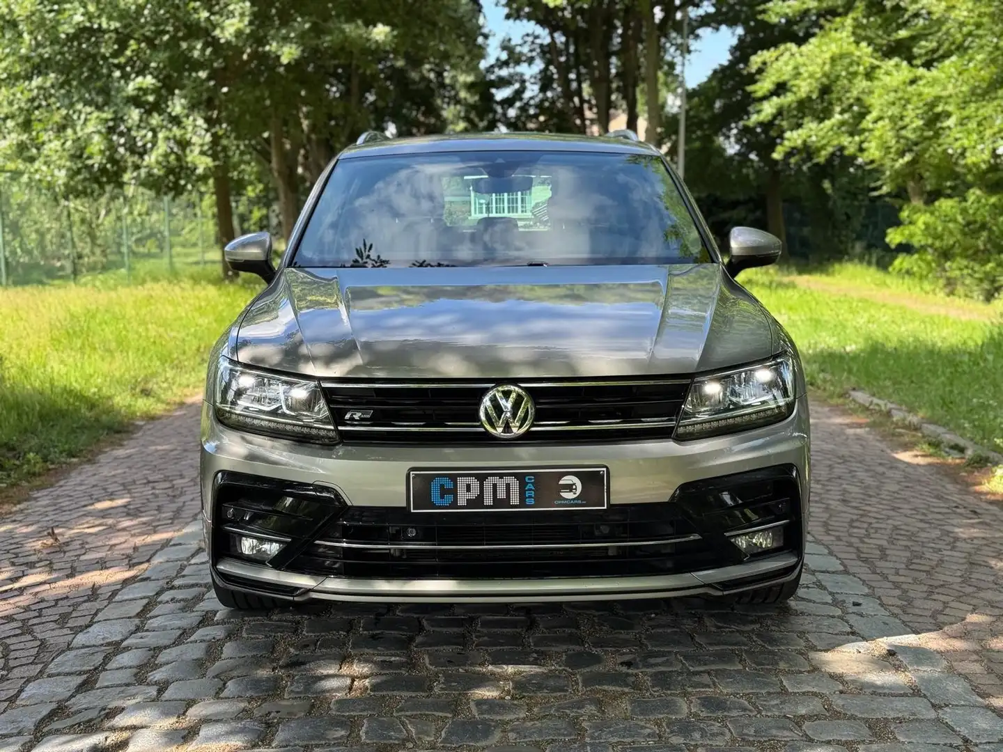 Volkswagen Tiguan 2.0 TDi DSG * 2x R-Line * DIG COCKPIT * FULL LED * Grijs - 2