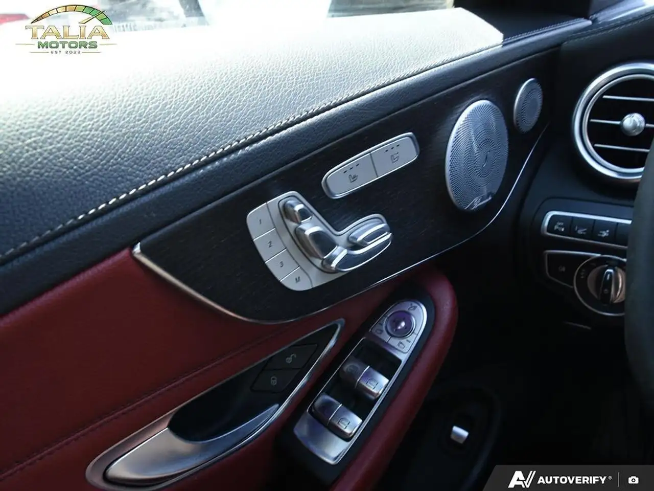 Mercedes-Benz C-Class снимка Mercedes-Benz C-Class