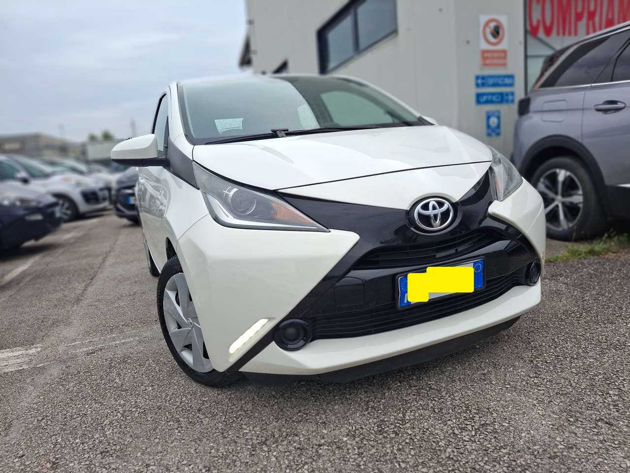 Toyota Aygo Aygo II 2014 3p 1.0 x-play m-mt