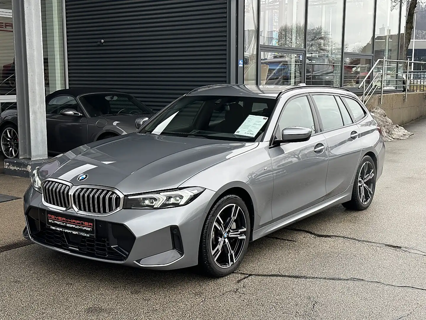 BMW 330 i xDrive Touring M-Paket Aut. Grau - 1