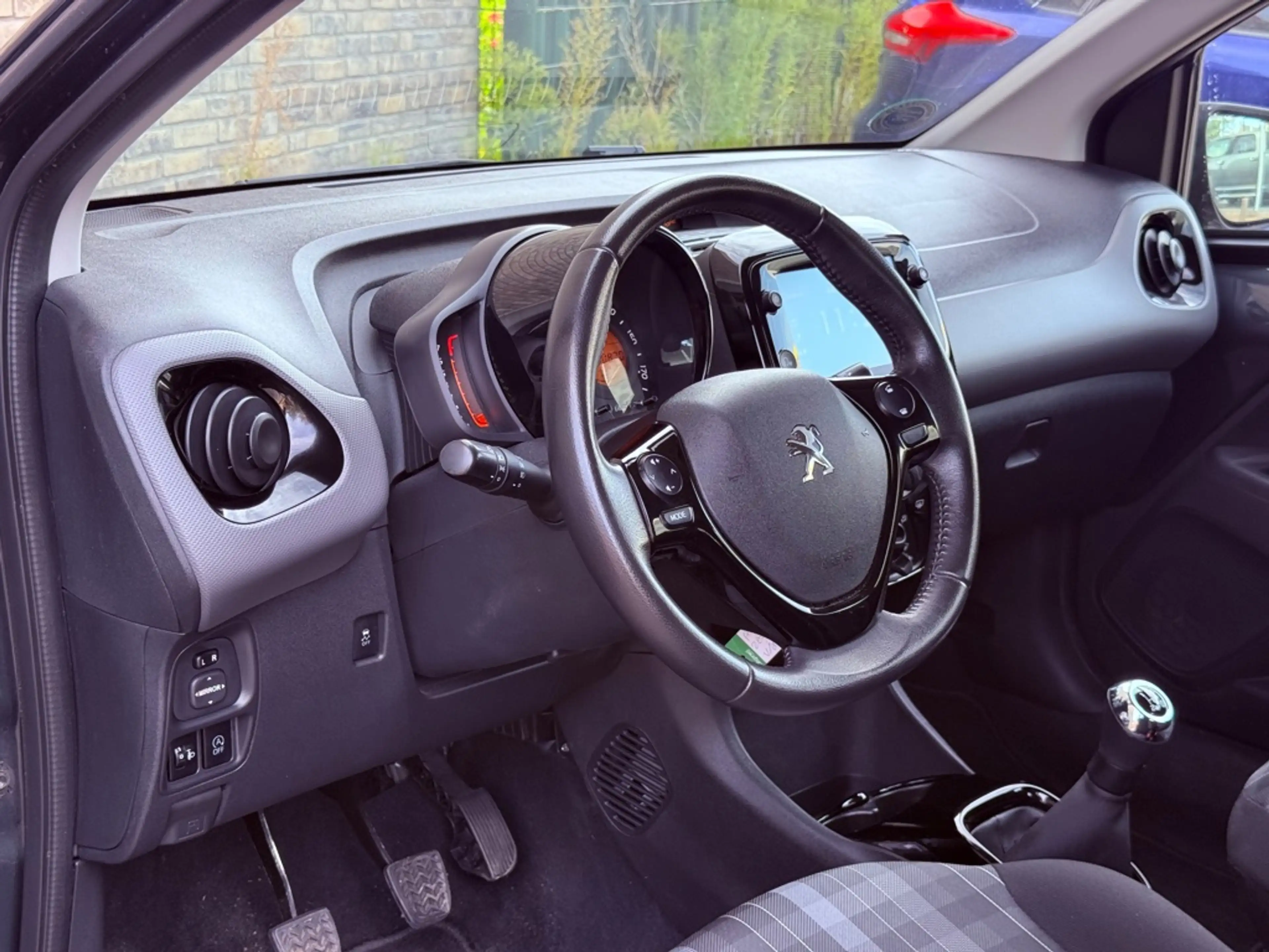 Peugeot 108 1.0 e-VTi Allure Carplay Cruise control — photo 5