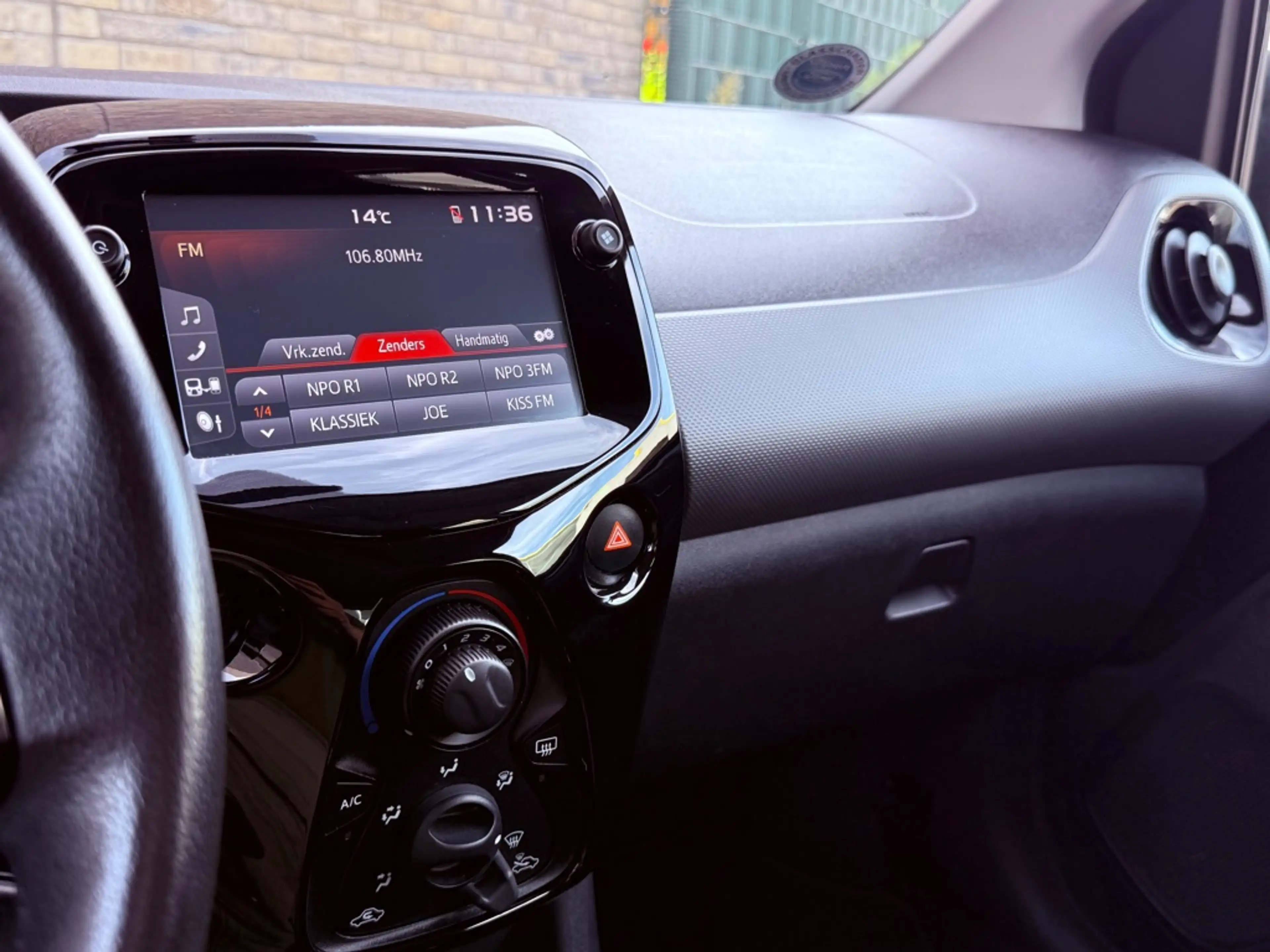 Peugeot 108 1.0 e-VTi Allure Carplay Cruise control — photo 7