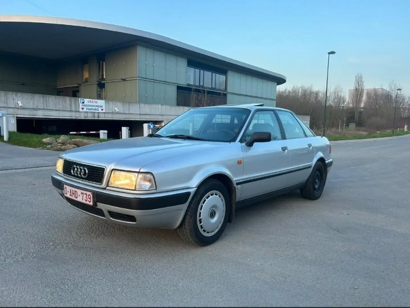 Audi 80 srebrna - 1