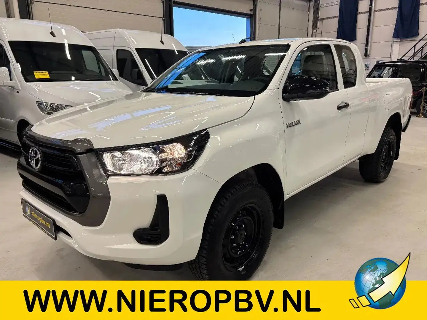 Toyota Hilux 2.4 D-4D Comfort 4x4 1.5Cab NIEUW 3500KG Trekgewic Wit - 2