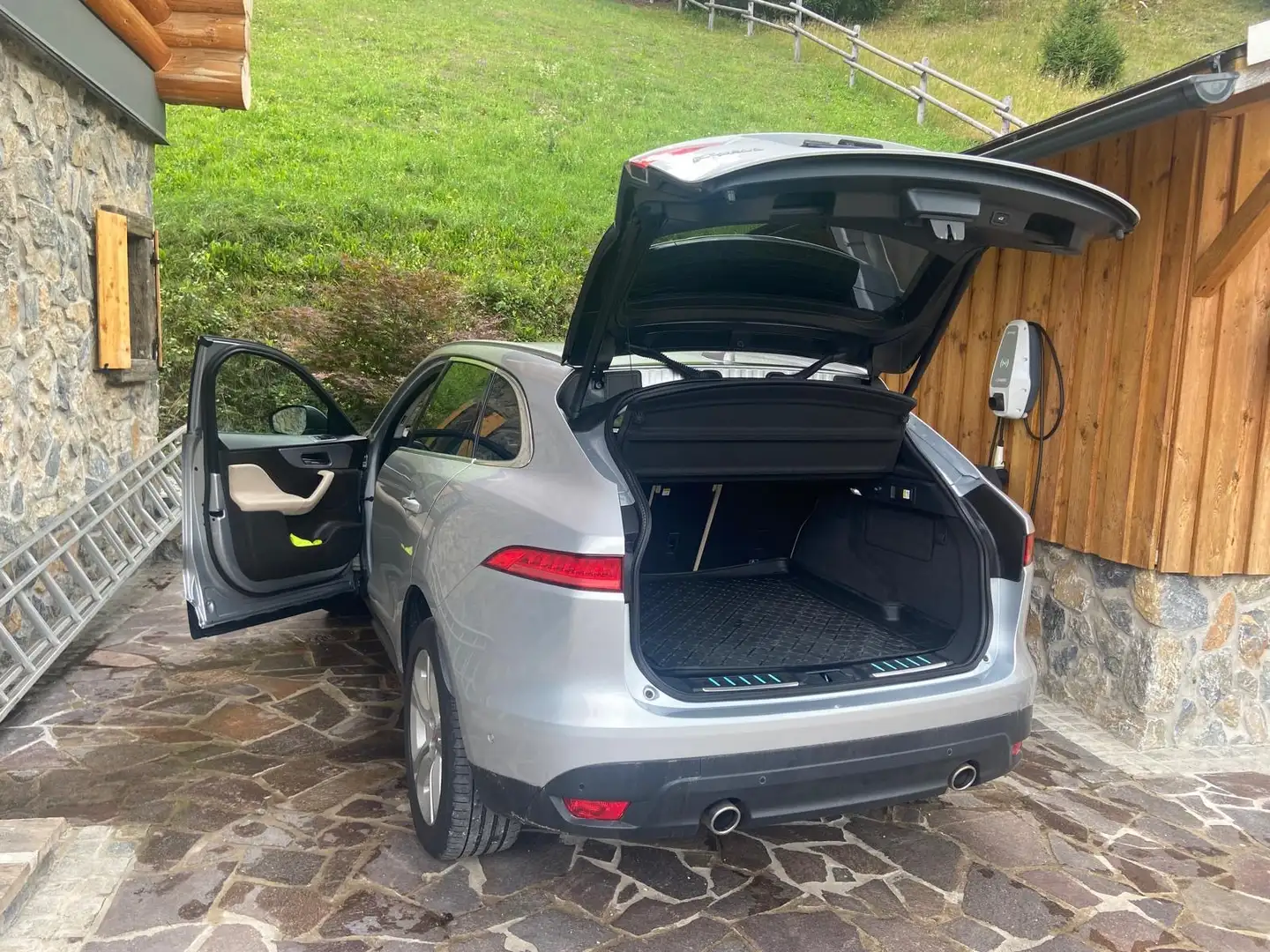 Jaguar F-Pace F-Pace 30d AWD Prestige Aut. Prestige Silber - 2