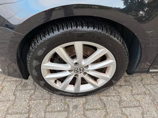 Volkswagen Passat view 9