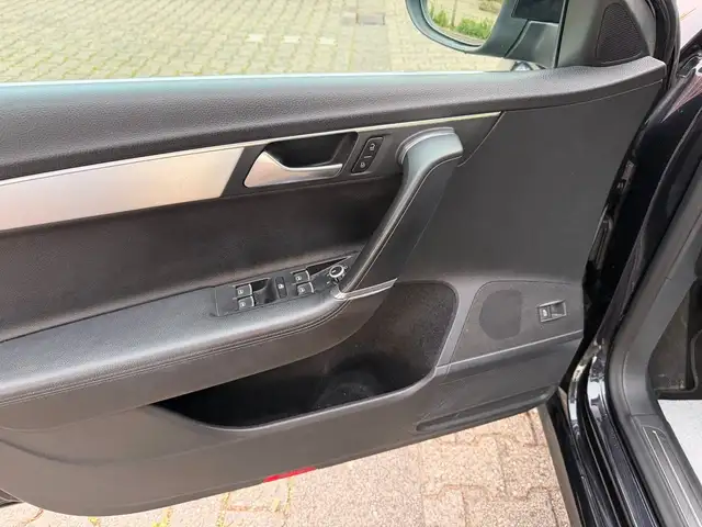 Volkswagen Passat view 11