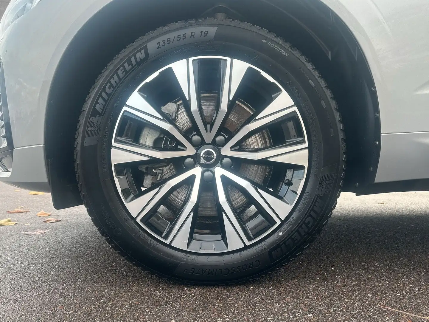 Volvo XC60 B5 AWD Mild-Hybrid Plus Dark AHK ACC BLIS Silber - 2