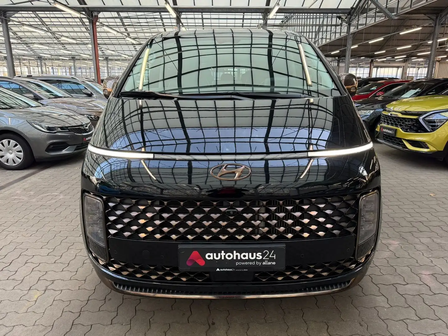 Hyundai STARIA 2.2 CRDi  Signature 4WD (7-Sitzer) Schwarz - 2