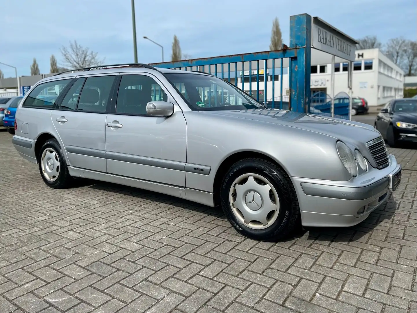Mercedes-Benz E 200 T AUTOMATIK*NEUTÜV*SCHECKHEFT*SCHIEBEDACH Zilver - 2