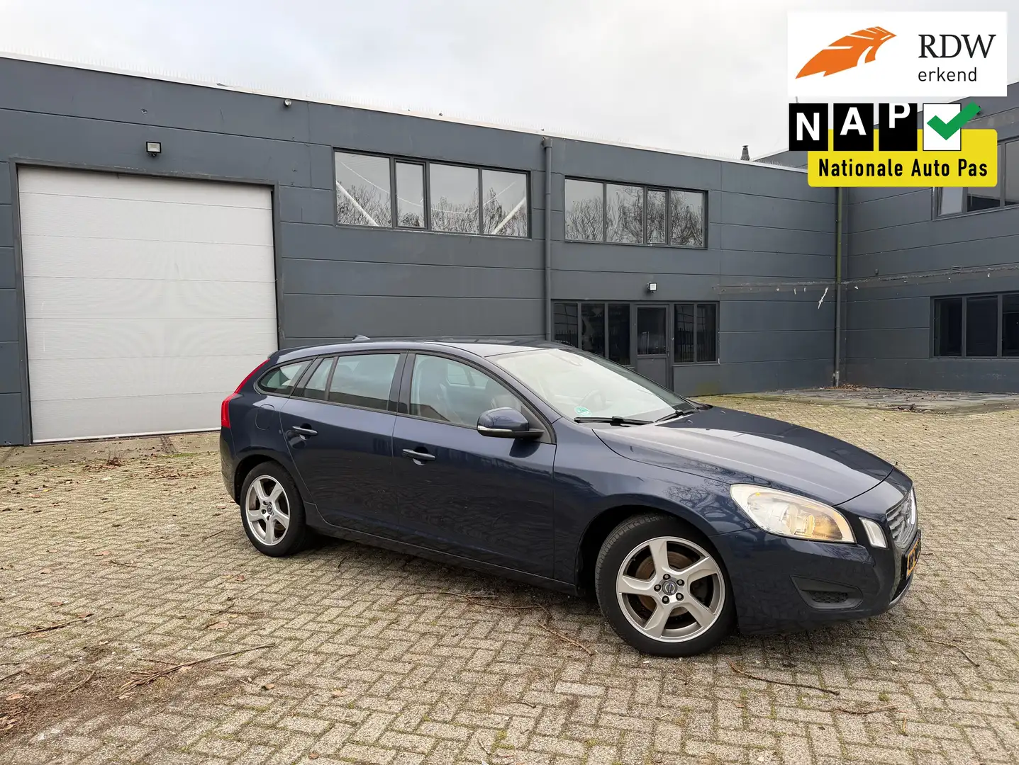 Volvo V60 1.6 T3 Kinetic Dealer onderhouden! Blauw - 1