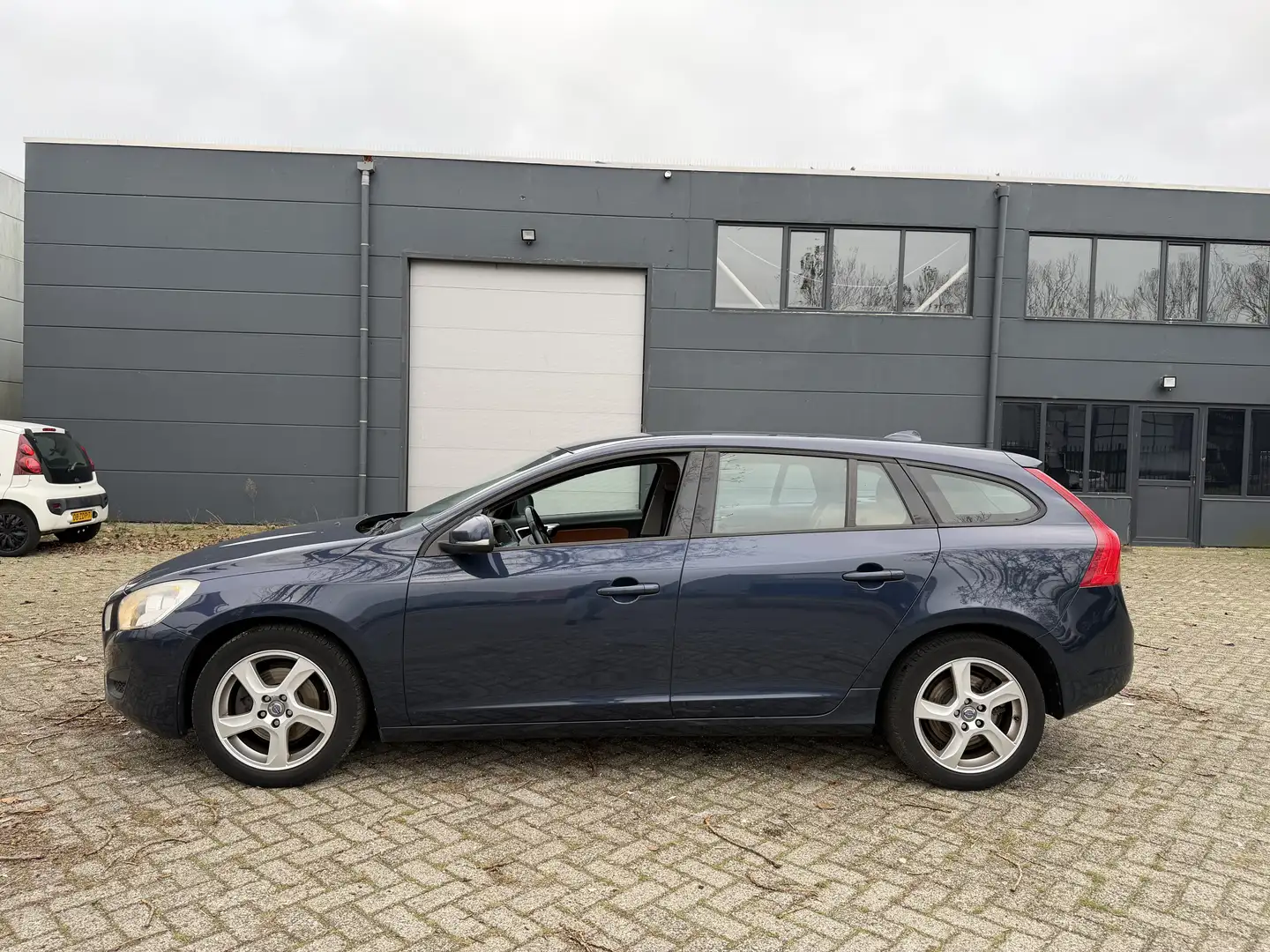 Volvo V60 1.6 T3 Kinetic Dealer onderhouden! Blauw - 2