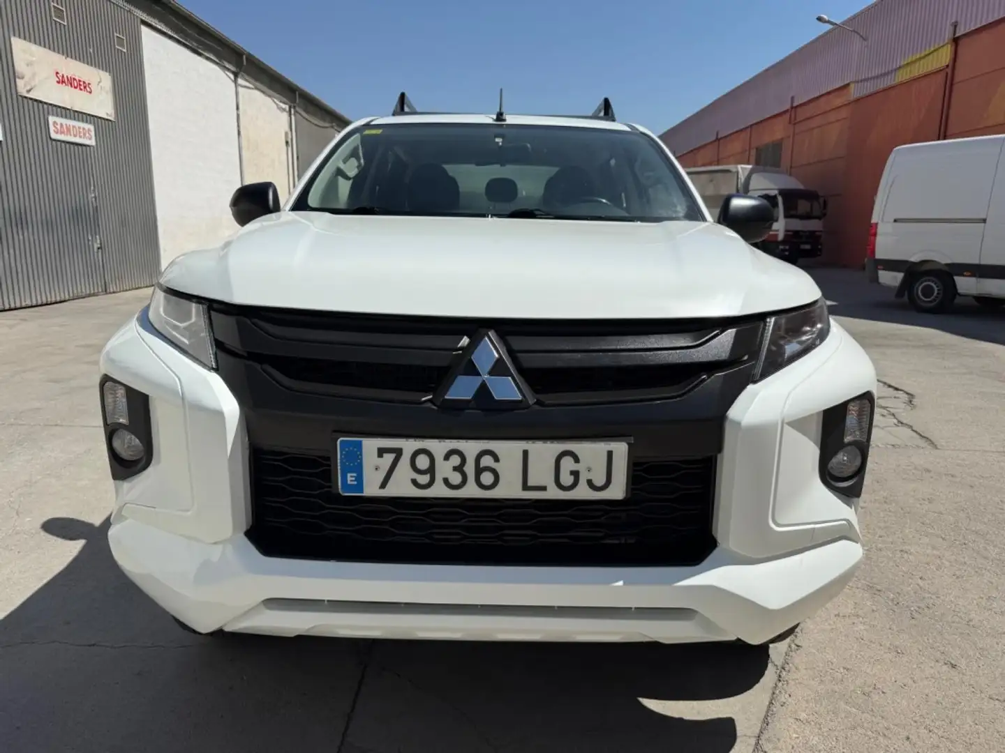 Mitsubishi L200 2.2DI-D Doble Cabina 6AT M-PRO - 1