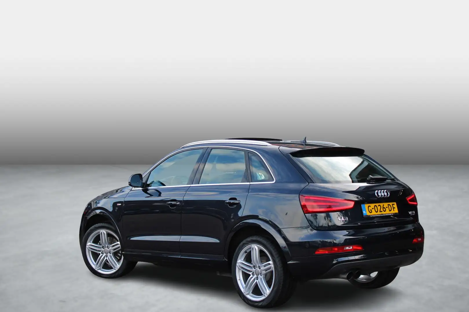 Audi Q3 2.0 TFSI quattro S Edition Blauw - 2