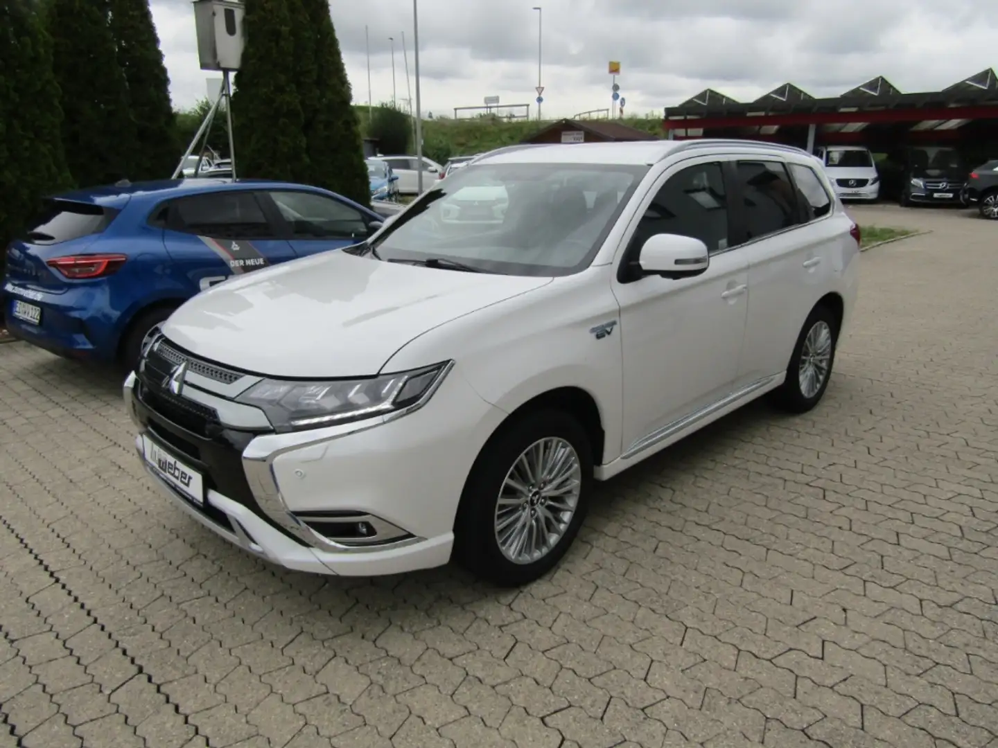 Mitsubishi Outlander 2.4 Intro Edition 4WD LED SHZ GRA RFK FSE PDC Weiß - 2