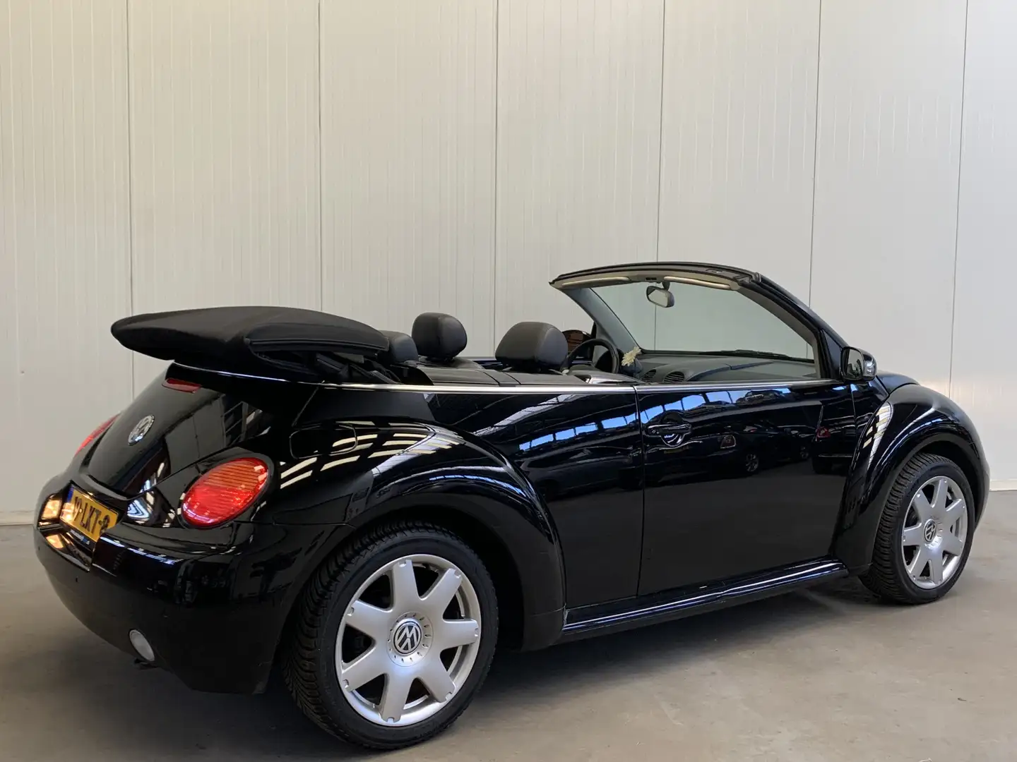 Volkswagen New Beetle Cabriolet 2.0 Highline AIRCO-LEDER-PDC-LMV Zwart - 2