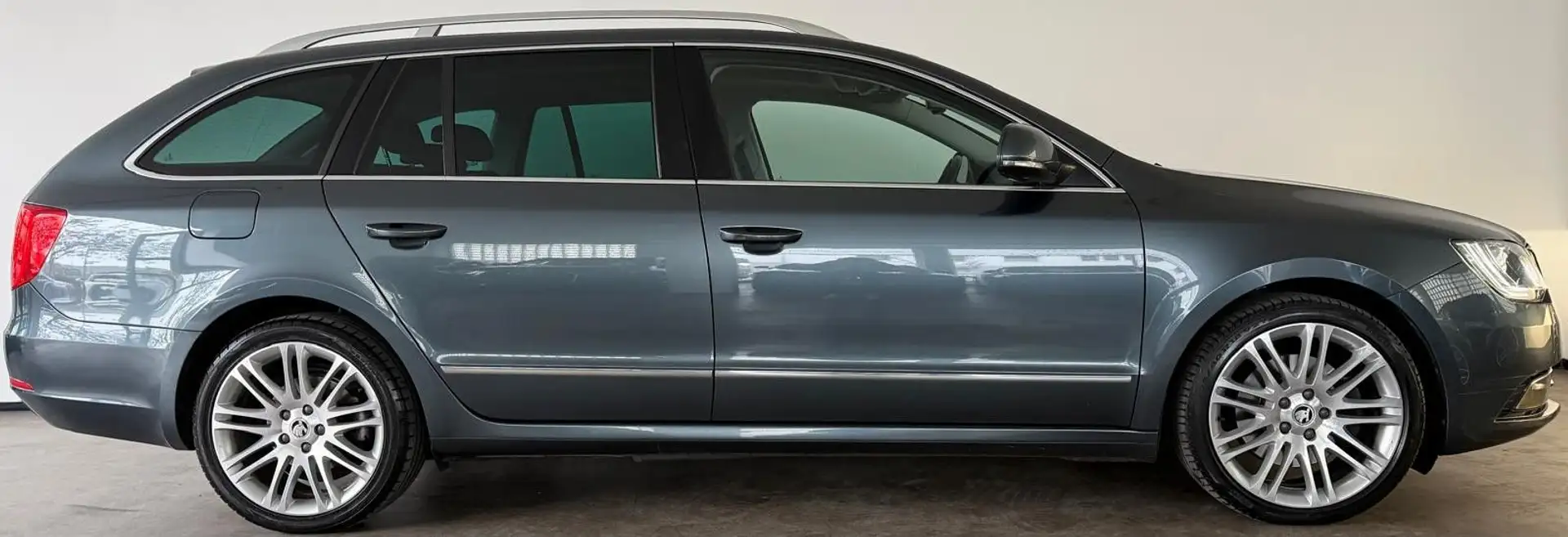 Skoda Superb Combi Elegance AHK PANO NAVI XENON MEMORY Grey - 2