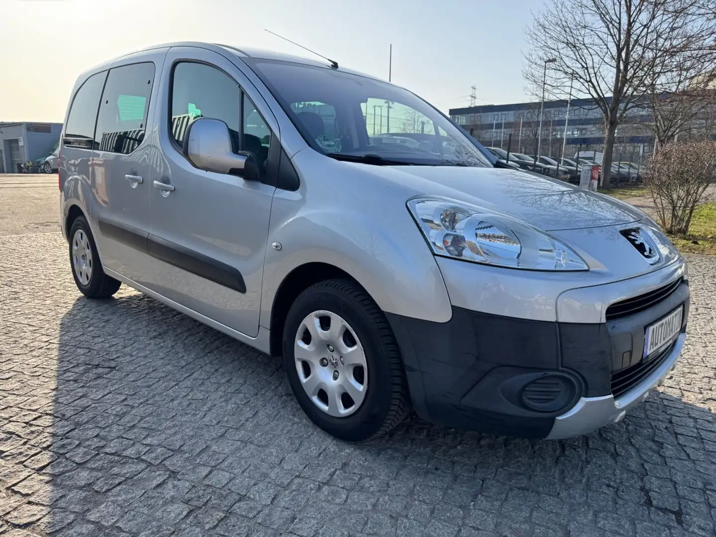 Peugeot Partner Tepee Automatik 1.Hand Tüv Nov.2026 Stříbrná - 2