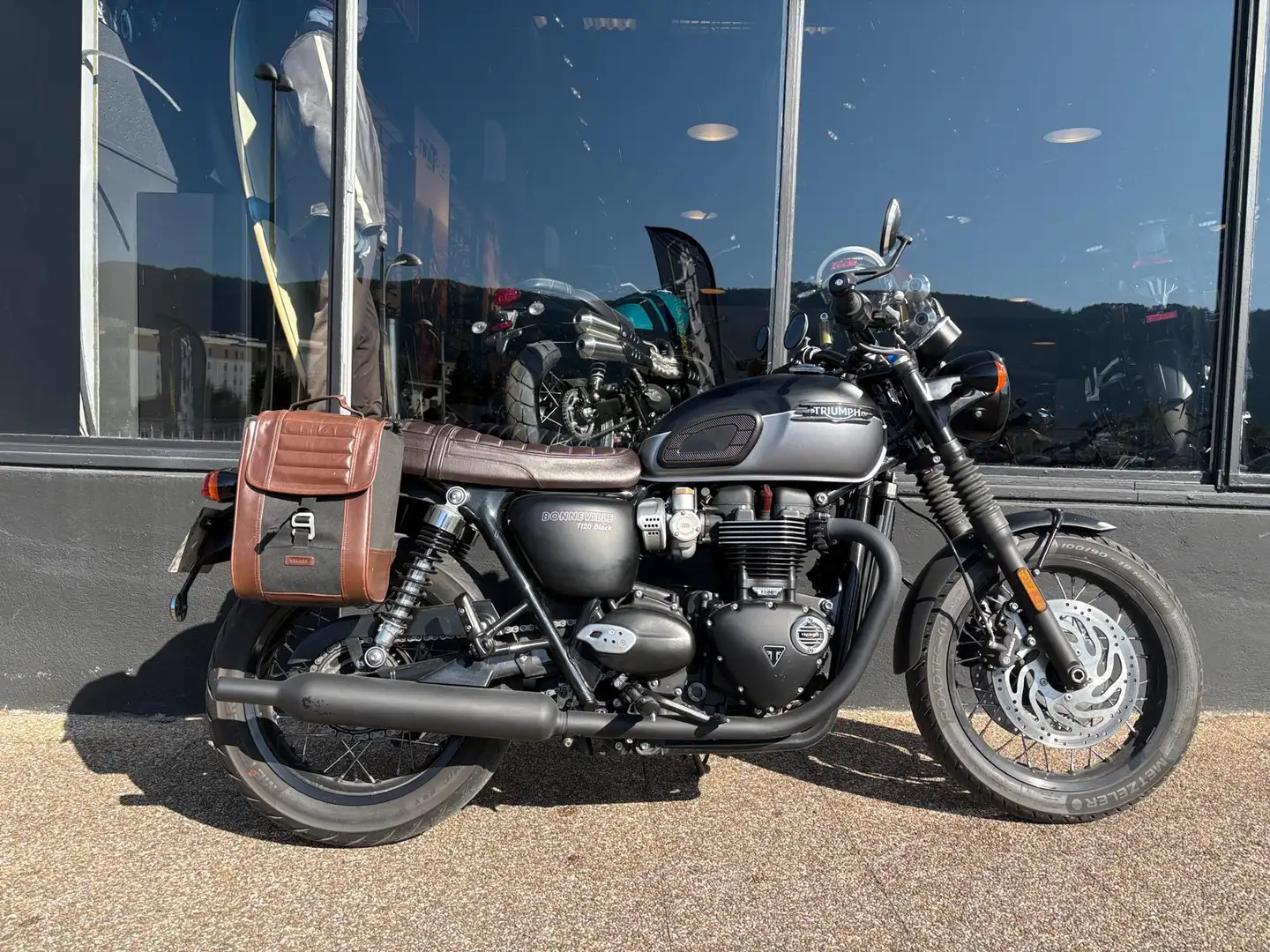 Triumph Bonneville T120 - 1