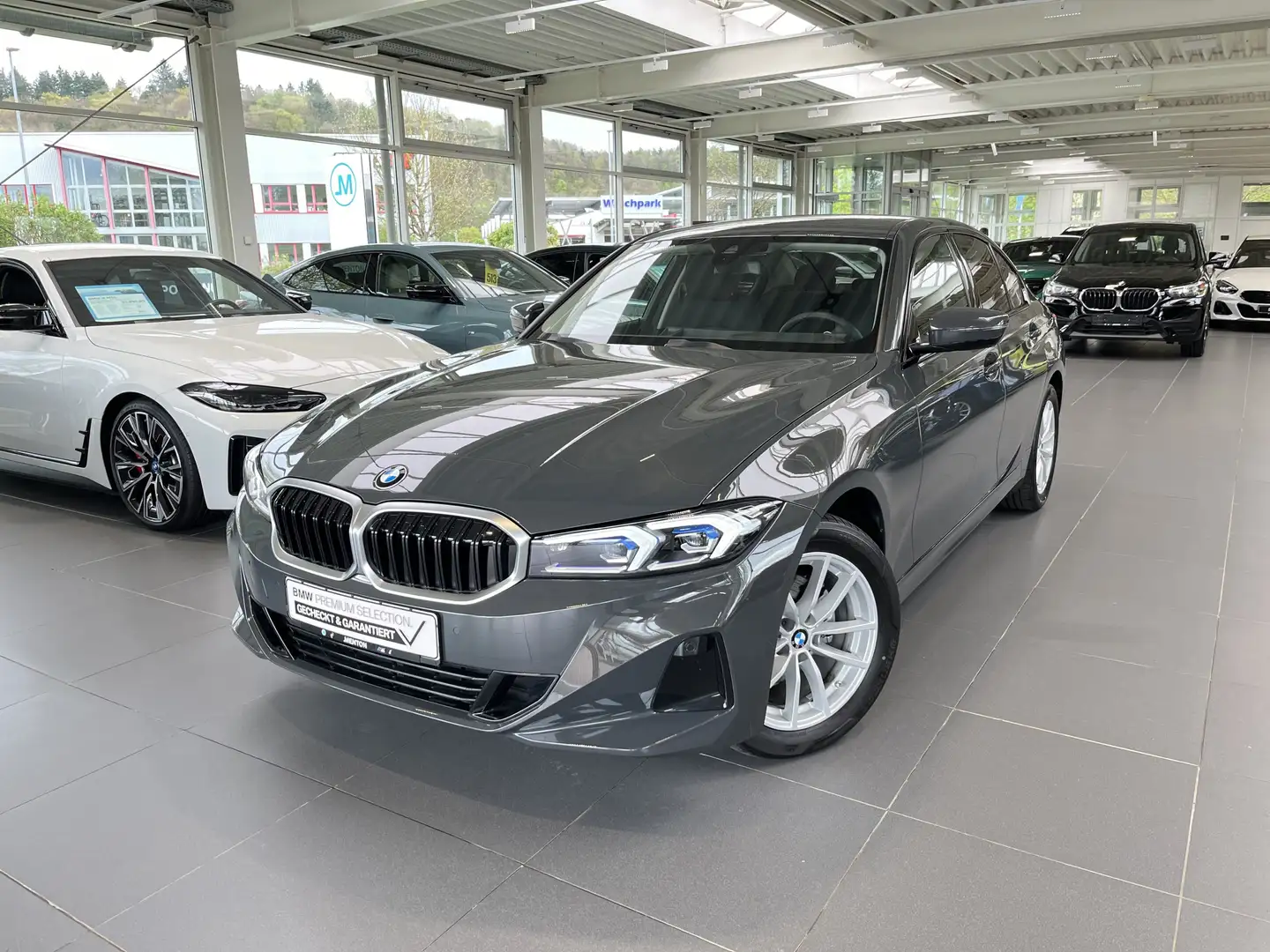 BMW 320 d Limousine LCProf./Innovations-Paket/ad.LED/Shz/K Grau - 2