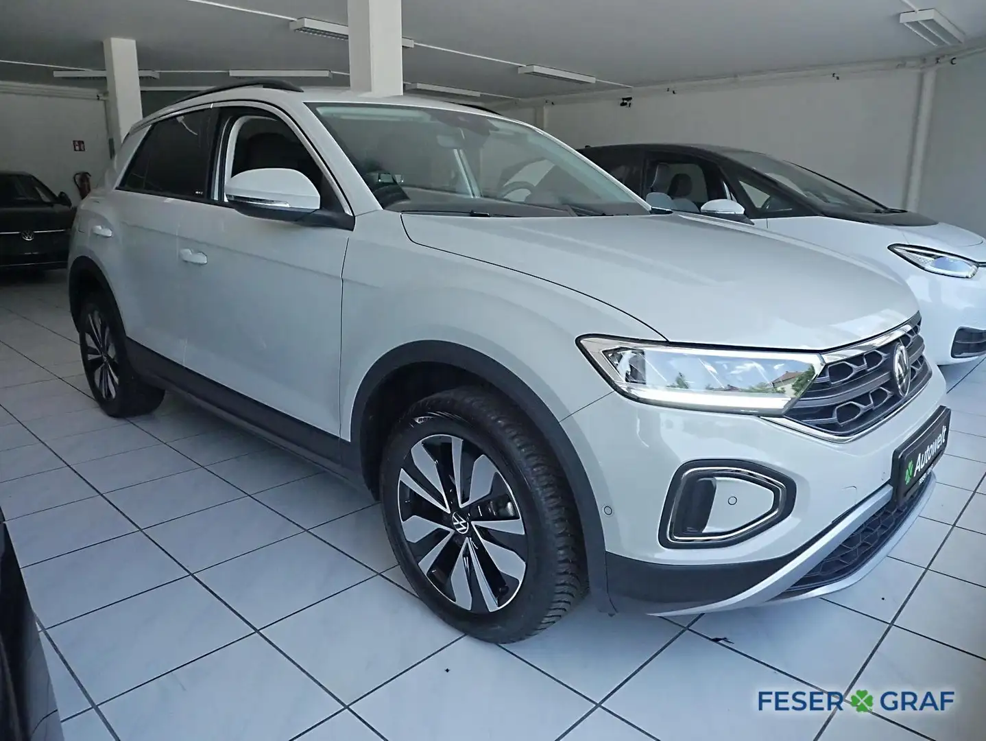 Volkswagen T-Roc Life 1.5 TSI DSG, NAVI, RFK, LED Grijs - 2