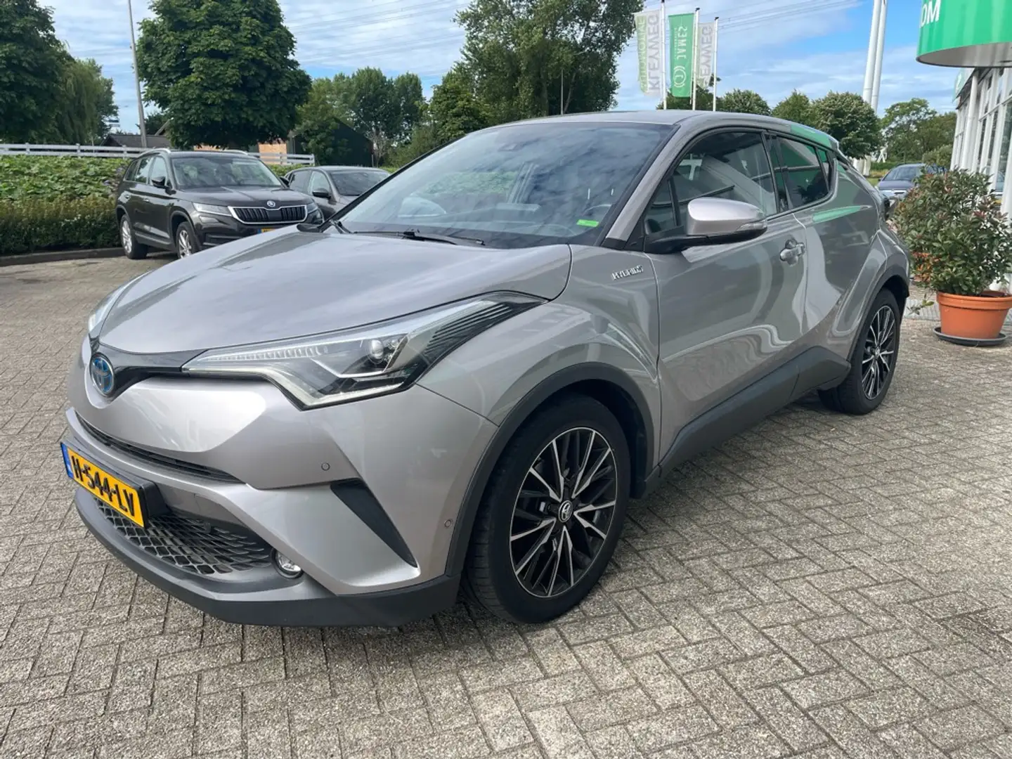 Toyota C-HR 1.8 Hybrid Executive, Nav, Camera, Leder, Stoelver Grijs - 2