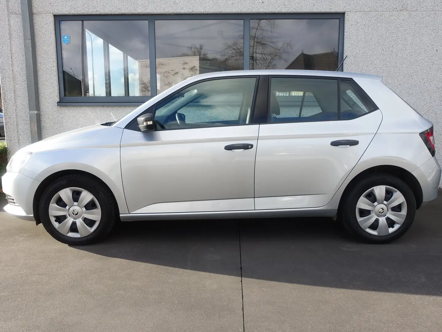 Skoda Fabia 1.0i Active 5dr Metallic USB Gris - 1