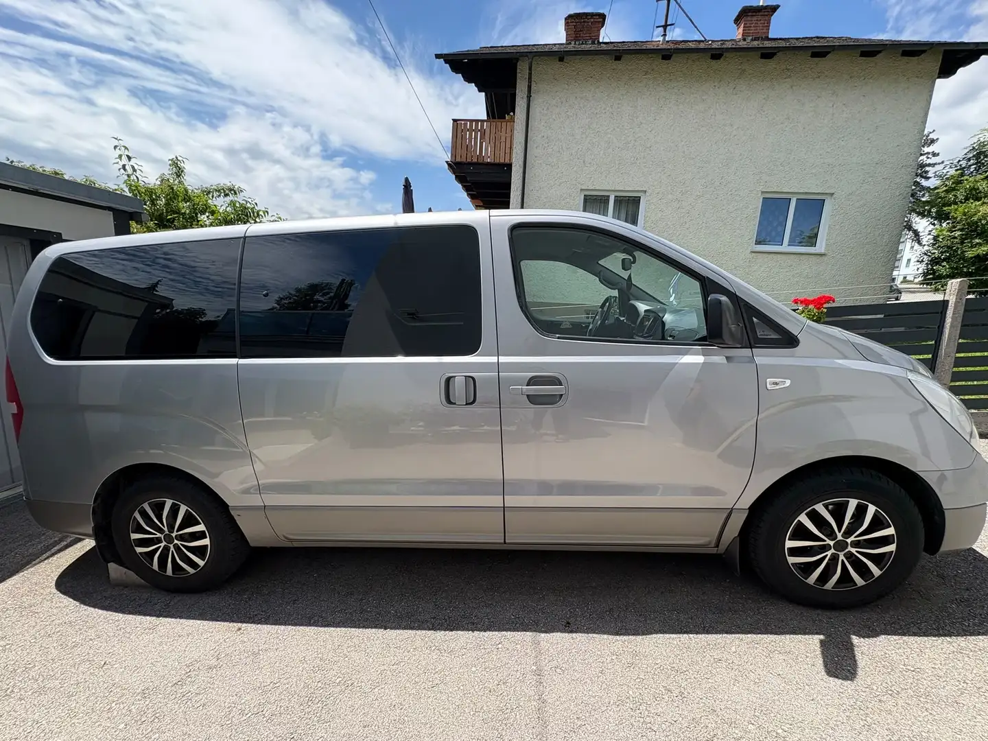 Hyundai Starex 2,5 CRDi Comfort Silber - 1