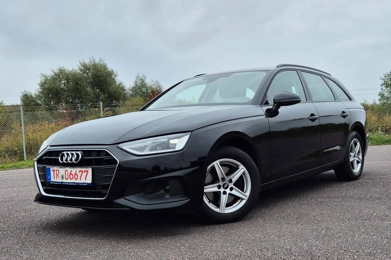 Audi A4 Avant 35 TDI, LED, Navi, 1.Hand. Schwarz - 1