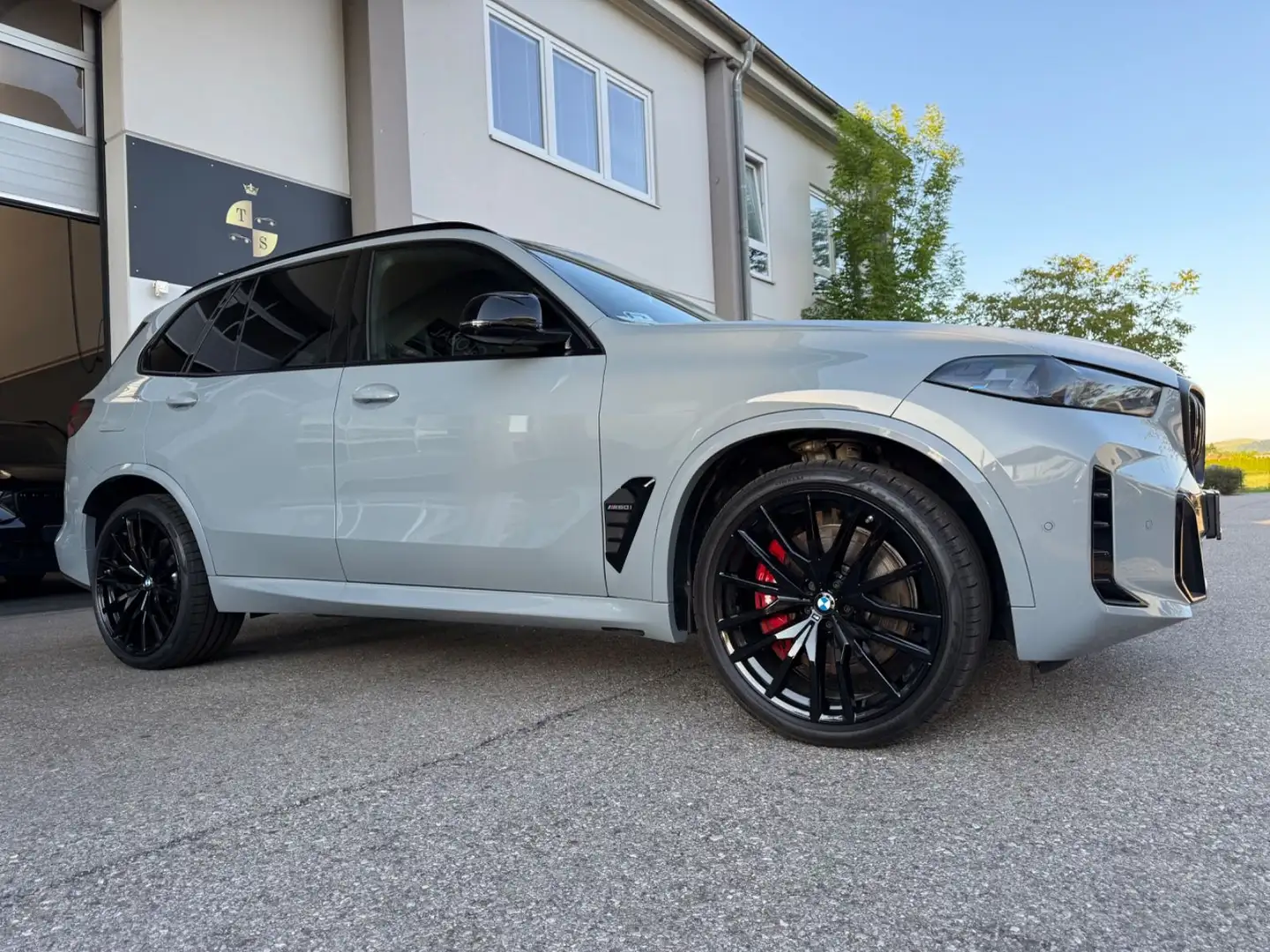 BMW X5 M60*B&W Sound*SkyLounge* Grau - 2