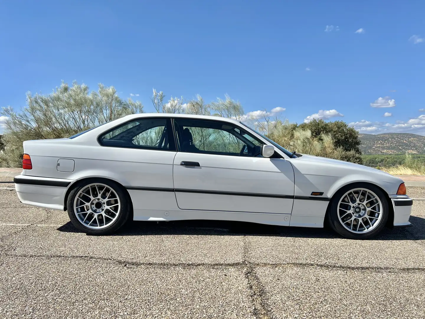 BMW 325 325i Coupé - 2