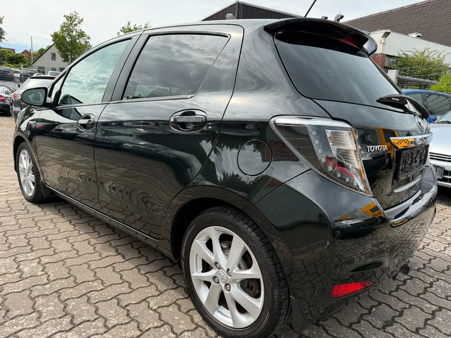 Toyota Yaris 1.5 Hybrid/Automatik,Klima,Kamera Schwarz - 2