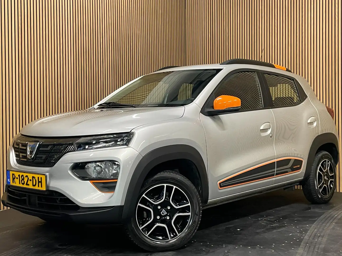 Dacia Spring Comfort Plus (Orange Pack) 27 kWh|AIRCO|LEDER|CARP Grijs - 1