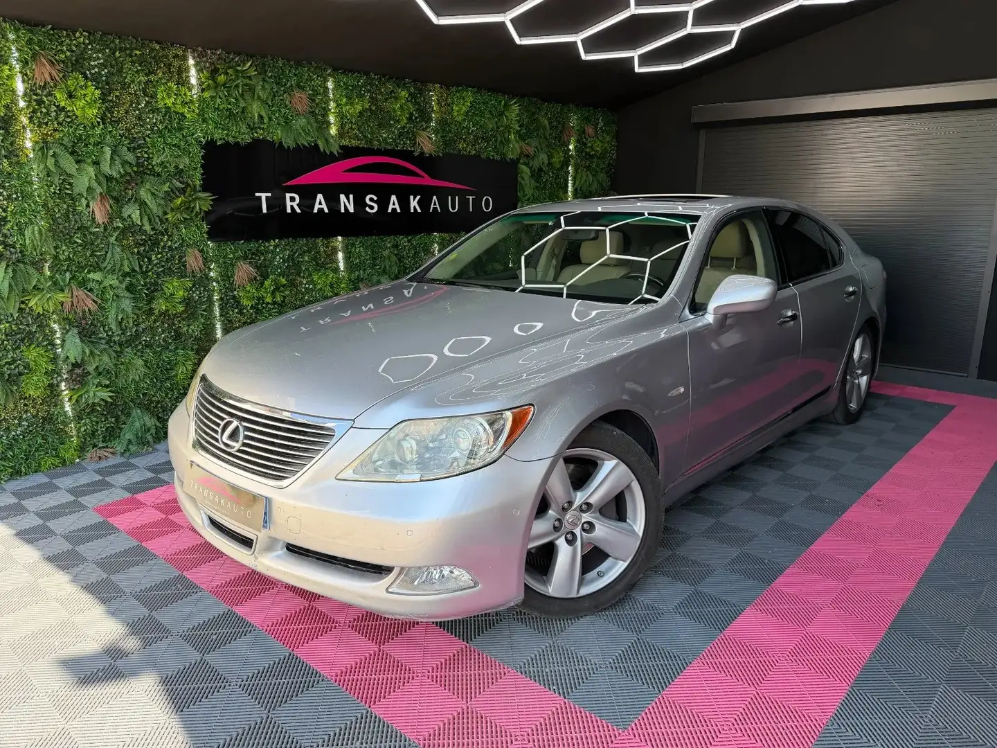 Lexus LS 460 460 Pack President A 381 cv Toit ouvrant Camera de recul ges chauffants ventiles electriques 14 positions Grau - 1
