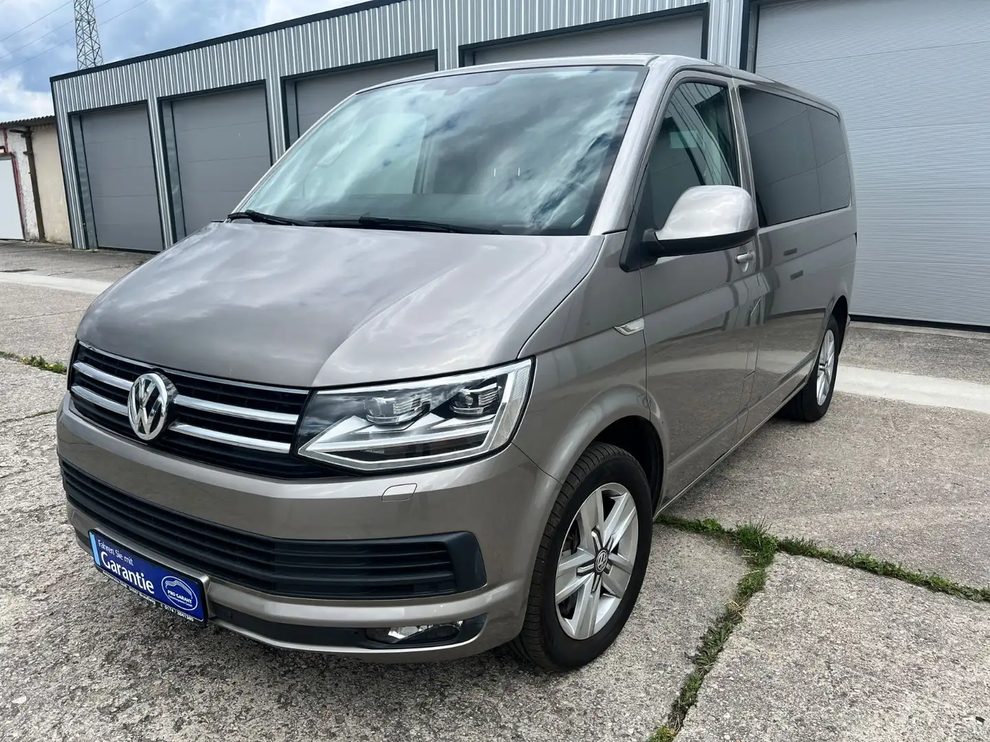 Volkswagen T6 Multivan ++24 Monate Garantie inkl.++ Bej - 1